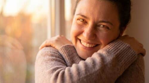 objevte jednoduchý zvyk, který vám pomůže milovat své tělo a zároveň posílí vaše mezilidské vztahy. naučte se, jak zlepšit sebeúctu a prohloubit vaše spojení s ostatními.